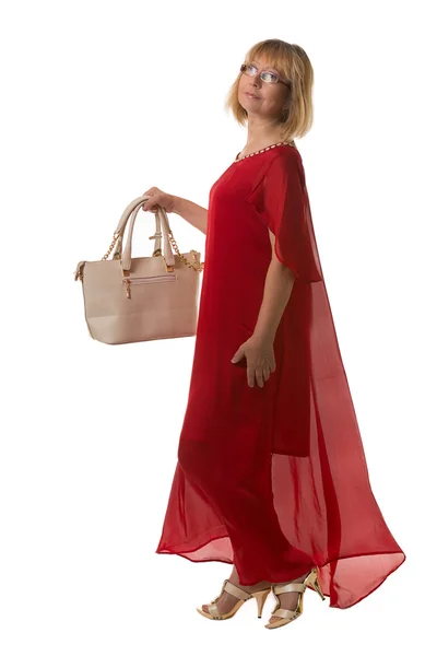 Stilish kobieta w czerwonej sukience prowadzenie worek. — Zdjęcie stockowe
