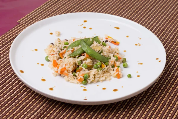 Risotto decorado com ervilha verde . — Fotografia de Stock