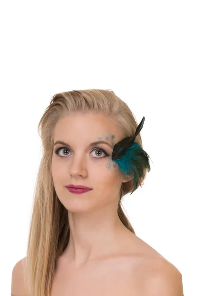 Porträt der schönen jungen blonden Frau mit dem feathe design o — Stockfoto