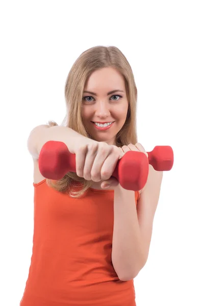 Porträt einer hübschen Frau in Sportbekleidung, die mit den roten Hanteln trainiert. — Stockfoto