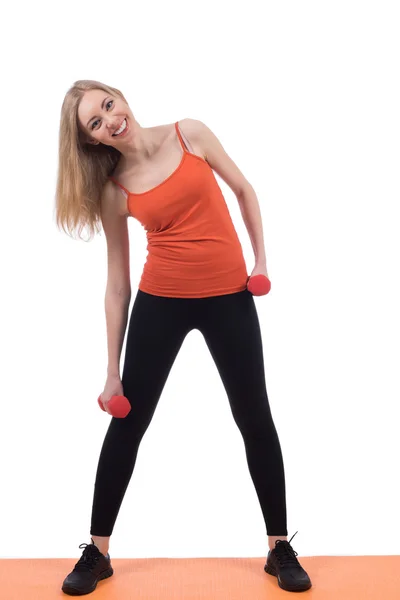 Молодая женщина в спортивной одежде тренируется назад и в бок . — стоковое фото