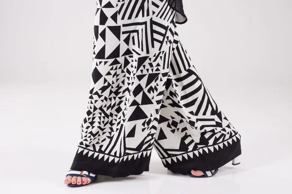 Zomer brede zwarte en witte broeken met patroon. — Stockfoto