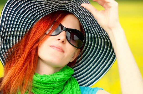 şapka ve güneş gözlüğü güzel kadın portresi açık havada