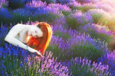 Lavanta sahada güzel kızıl saçlı kadın