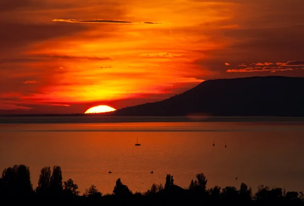 Gölün üzerinde gün batımı