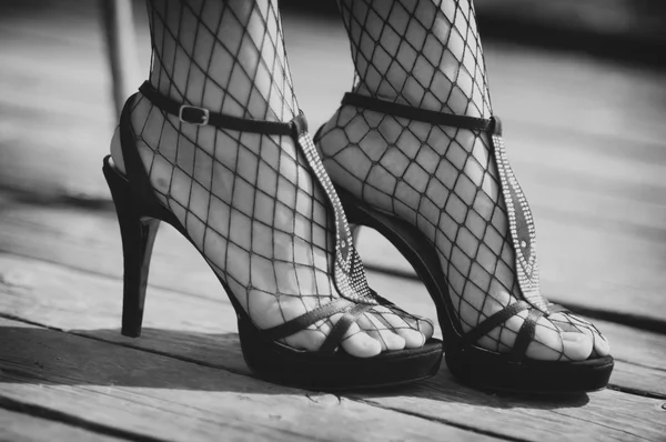Kobiece nogi w netto pończochy i buty na obcasie — Zdjęcie stockowe