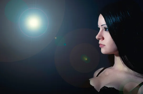 güzel siyah saçlı kız portresi