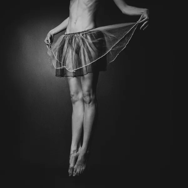 Menina pulando em uma pequena saia — Fotografia de Stock