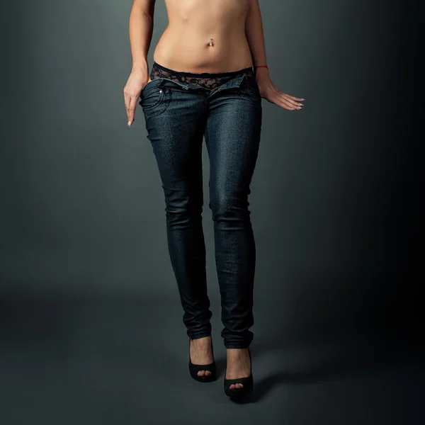 Сексуальная девушка снимает джинсы — стоковое фото