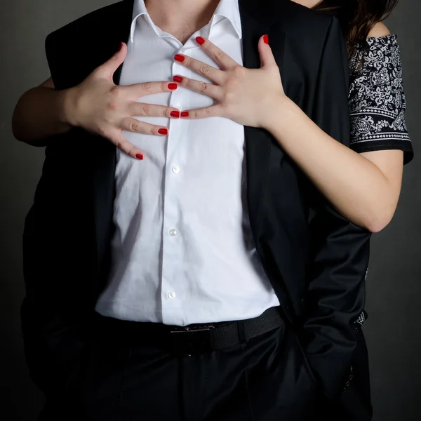 Bir kadın bir erkeğe sarılır.