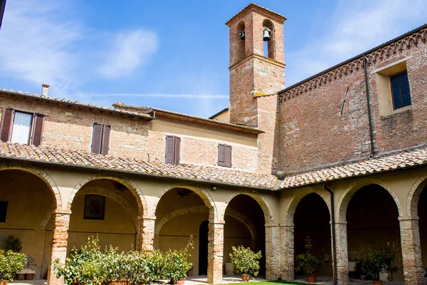 Il Chiostro nella Chiesa di San Francesco a Chiusi vicino Siena — Foto Stock