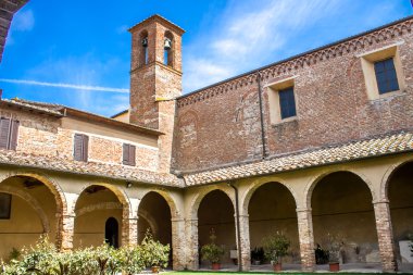 Cloister Chiusi Siena yakınındaki San Francesco Kilisesi