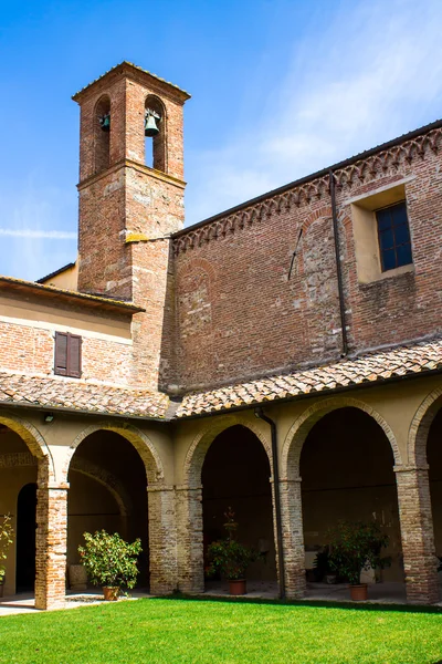 Il Chiostro nella Chiesa di San Francesco a Chiusi vicino Siena — Foto Stock