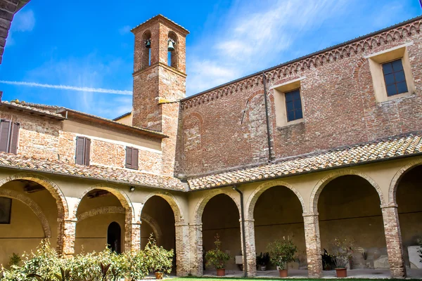 Il Chiostro nella Chiesa di San Francesco a Chiusi vicino Siena — Foto Stock