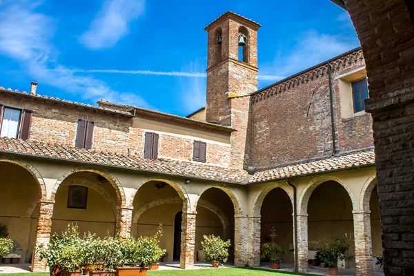 Il Chiostro nella Chiesa di San Francesco a Chiusi vicino Siena — Foto Stock