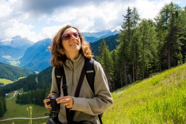 Kadın dağ manzarası görünüyor