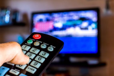 Elini tut channesl TV değiştirmek için uzaktan kumanda