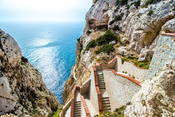 La escalera que conduce a la Gruta de Neptuno, cerca de Alghero — Foto de Stock