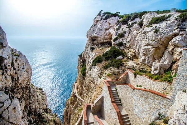 La scalinata che conduce alla Grotta del Nettuno, vicino ad Alghero — Foto Stock