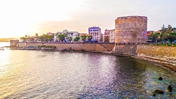 Kilátás nyílik az Alghero waterfront Szardínián, a naplemente — Stock Fotó