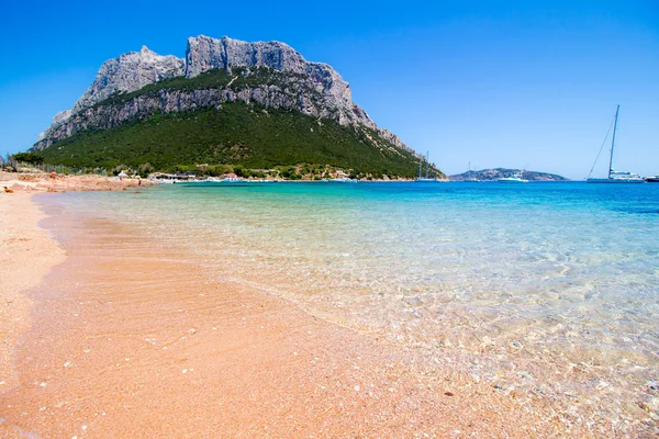 Spalmatore beach, a Tavolara-szigettel, Szardínia, Olaszország — Stock Fotó