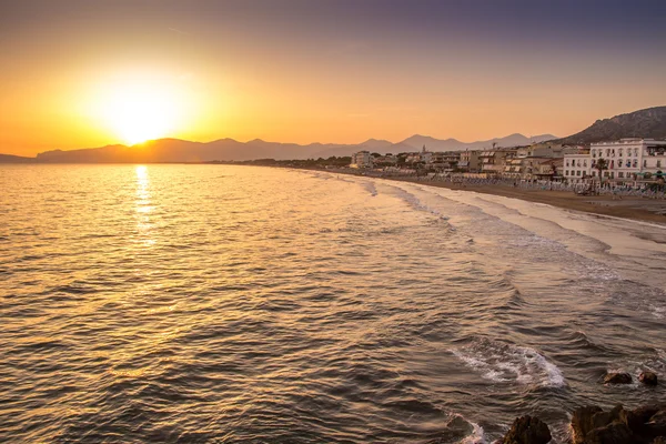 Západ slunce na pláži Sperlonga, Itálie — Stock fotografie