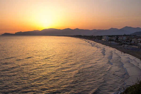 Sonnenuntergang am Strand von Sperlonga, Italien — Stockfoto