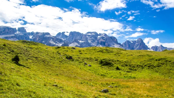 Trentino에 Dolomites의 녹색 고원 — 스톡 사진