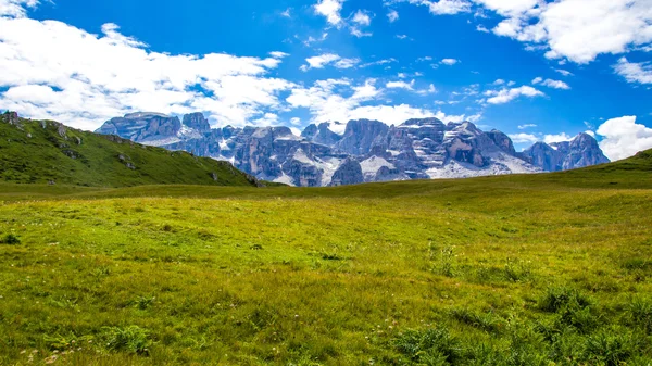 Green plateau of the Dolomites in Trentino — Stock Photo, Image