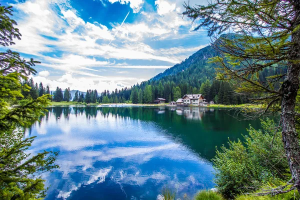 Озеро Намбино в Альпах, Трентино, Италия — стоковое фото