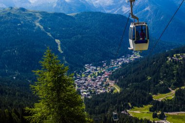 Madonna di Campiglio, bir kasaba Trentino, İtalya için teleferik