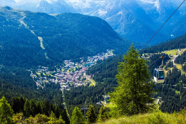 Linbanan i Madonna di Campiglio, en stad i Trentino, Italien — Stockfoto