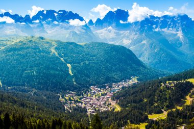 Görünüm Madonna di Campiglio, bir kasaba Trentino, İtalya