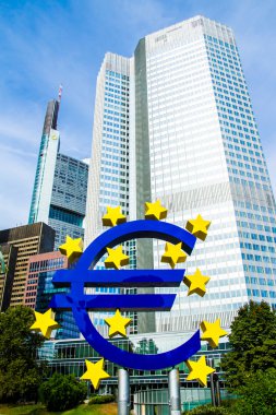Euro işareti önünde Avrupa Merkez Bankası Frankfurt, Almanya
