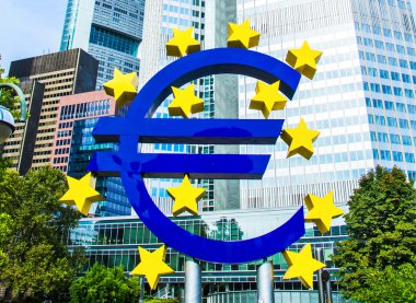 Euro işareti önünde Avrupa Merkez Bankası Frankfurt, Almanya