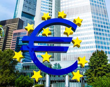 Euro işareti önünde Avrupa Merkez Bankası Frankfurt, Almanya