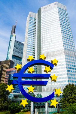 Euro işareti önünde Avrupa Merkez Bankası Frankfurt, Almanya