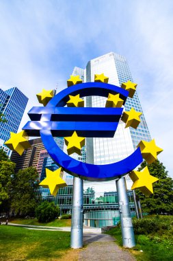 Euro işareti önünde Avrupa Merkez Bankası Frankfurt, Almanya