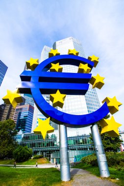 Euro işareti önünde Avrupa Merkez Bankası Frankfurt, Almanya