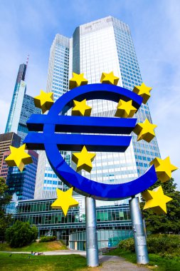 Euro işareti önünde Avrupa Merkez Bankası Frankfurt, Almanya