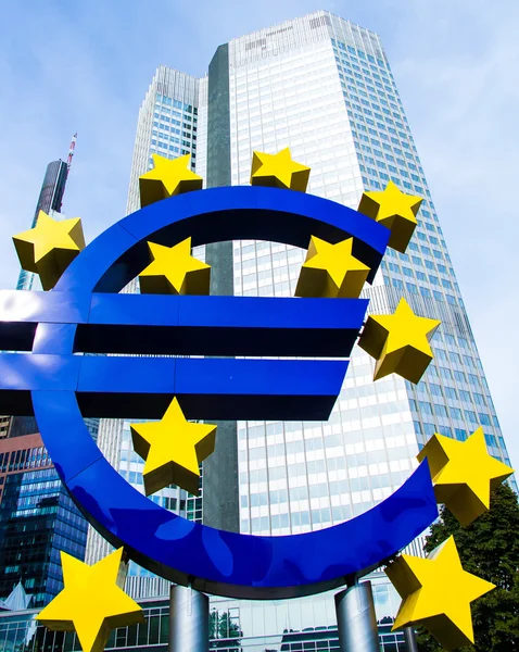 Euro-Zeichen vor der Europäischen Zentralbank in Frankfurt, Deutschland — Stockfoto