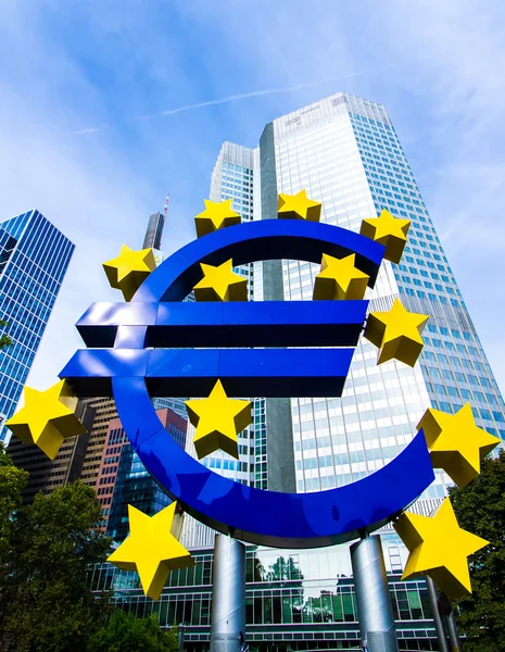 ユーロはブランクフルト、ドイツの欧州中央銀行の前で署名します。 — ストック写真