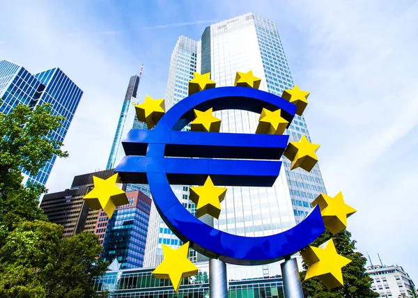 Euro Sign devant la Banque centrale européenne à Francfort, Allemagne — Photo