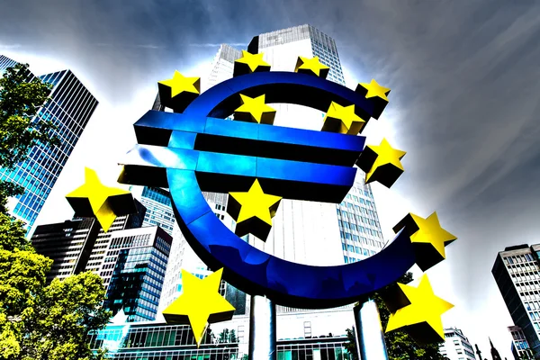 Euro jel előtt az Európai Központi Bank Frankfurtban — Stock Fotó