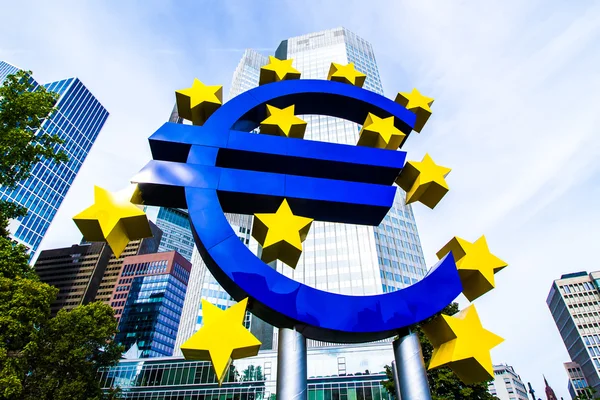 Euro Sign em frente ao Banco Central Europeu em Frankfurt, Alemanha — Fotografia de Stock