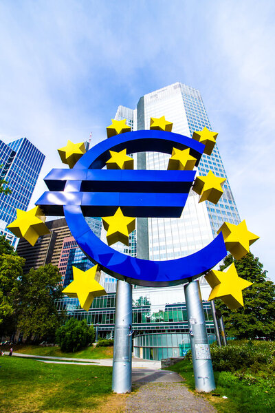 Распишитесь перед Европейским центральным банком во Франкфурте, Германия
