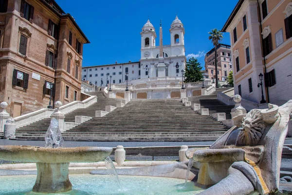 从船坞 西班牙台阶和Trinita Dei Monti教堂看罗马著名的斯帕格纳广场 — 图库照片