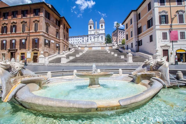 从船坞 西班牙台阶和Trinita Dei Monti教堂看罗马著名的斯帕格纳广场 免版税图库图片