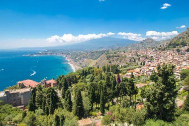 Sicilya, İtalya 'da arka planda Etna volkanı olan Taormina şehri.