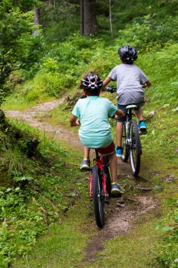 iki çocuk bisiklet üzerinde